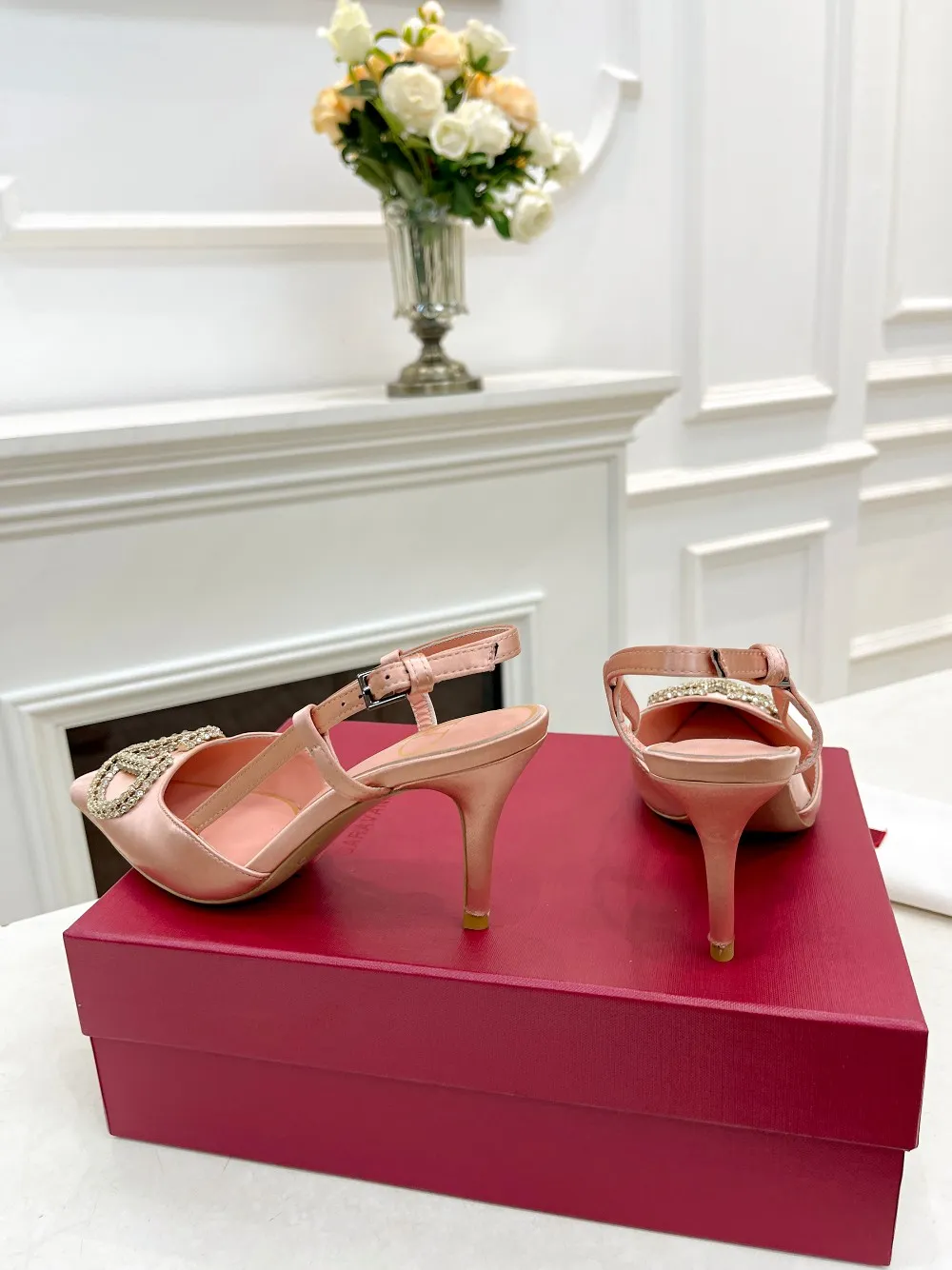 👟👟Ex-factory price 420👟👟 Genuine leather sole +40 Top version 𝑉𝐴𝐿𝐸𝑁𝑇𝐼𝑁𝑂 Valentino new spring and summer women's 8-color sandals [latest rhinestone buckle] bring out a full sense of luxury, and the new season will live up to expectations! Worth buying ★Absolutely high-grade❥Original method, Absolute sensibility❥Elegant style, No-frills walking artifact Code number: 35-41 (34-42 customized) Fabric: Imported silk Lining: Sheepskin lining Heel height: 4cm～7.5cm2⃣️A choice of leather outsole Rubber outsole
